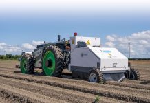 Lichte laser schiet onkruid uit het veld